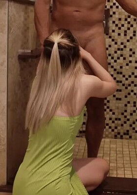 Застукала голого папочку с большим членом и возбудилась