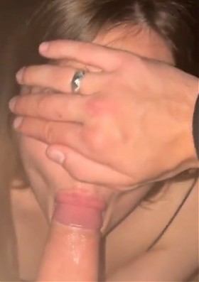 Трахнул замужнюю мамку в подъезде и кончил ей в рот